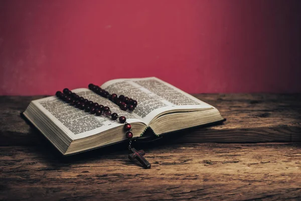 Ouvre Sainte Bible Crucifix Perles Sur Une Vieille Table Bois — Photo