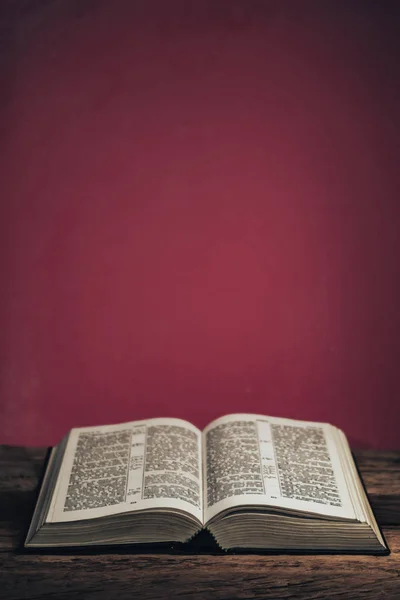Bibbia Aperta Vecchio Tavolo Legno Quercia Bellissimo Sfondo Muro Verde — Foto Stock
