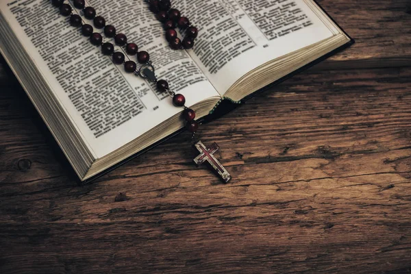 Von Oben Öffnen Sie Die Heilige Bibel Und Das Perlenkreuz — Stockfoto