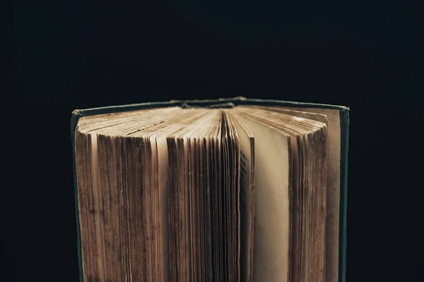 Закрыть Старинную Книгу Снятую Чёрном Фоне Книга Плохом Состоянии — стоковое фото