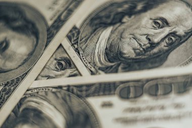 100 dolarla Franklin 'in yüzünü kapat. Amerikan, Amerikan doları nakit para geçmişi.