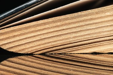 Tasarım için çok güzel antik kitap kalıplarını kapat. Siyah cam masa arkaplanındaki kitap..