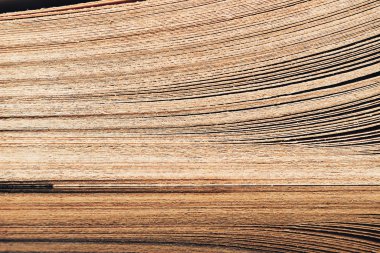 Tasarım için çok güzel antik kitap kalıplarını kapat. Siyah cam masa arkaplanındaki kitap..