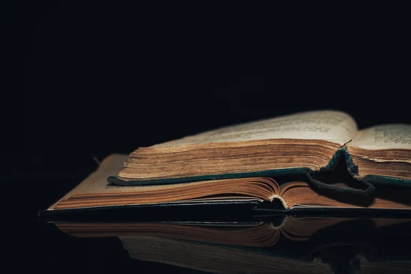 Старинный Книжный Узор Дизайна Книга Фоне Черного Стекла — стоковое фото