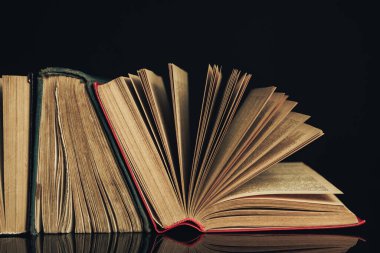 Güzel antik kitaplar. Tasarım için model arka planı. Siyah cam masa arkaplanındaki kitap..