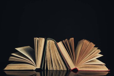 Güzel antik kitaplar. Tasarım için model arka planı. Siyah cam masa arkaplanındaki kitap..