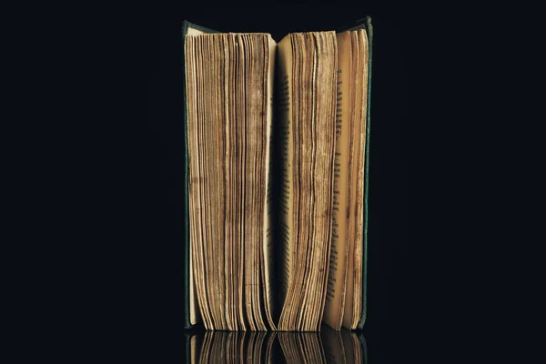 Starověká Kniha Střílel Černém Pozadí Kniha Špatném Stavu — Stock fotografie