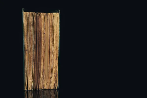 Ancien Livre Tourné Sur Fond Noir Livre Est Mauvais État — Photo