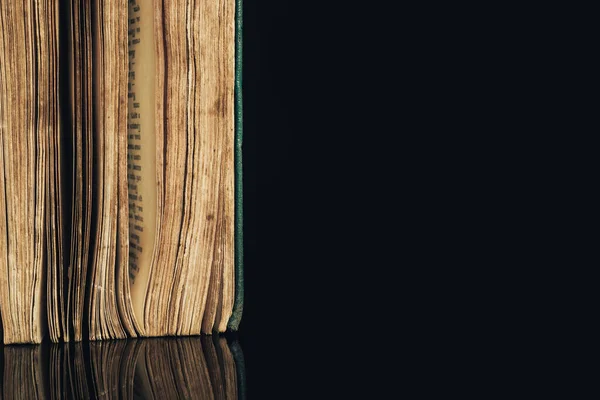 Zárja Ősi Könyv Forgatott Fekete Háttérrel Könyv Rossz Állapotban Van — Stock Fotó