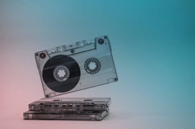 Güzel Ses kasetini neon ışıkla kapat. Minimalizm retro tarzı konsept. 80 'ler. Tasarım için arkaplan deseni.