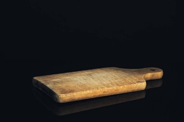 Meşe ağacından bir masa ve siyah bir arka plan üzerinde güzel, klasik mutfak aletleri..