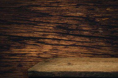 Eski meşe ağacından masa ve kahverengi arka plan duvarı.