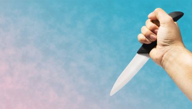 El ele tutuşan beyaz seramik bıçak kolaj konsepti, çağdaş renkler ve sosyal altyapı.