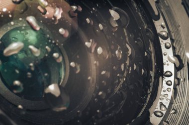 Düşürme suyunun güzel kamera lenslerini kapat, beyaz ışık. Tasarım için arkaplan modeli. Makro fotoğrafçılık görünümü.