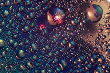 Holografik efektin çok renkli güzel su damlası. Tasarım için arkaplan modeli. Makro fotoğrafçılık görünümü.