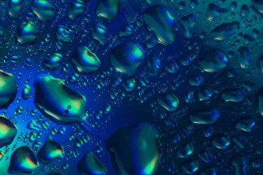 Güzel, soyut, mavi, yeşil renkli, holografik efektin ışık damlasını kapatın. Tasarım için arkaplan modeli. Makro fotoğrafçılık görünümü.