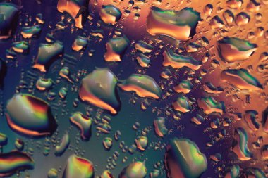 Holografik efektin güzel, soyut, mavi renkli, hafif su damlasını kapatın. Tasarım için arkaplan modeli. Makro fotoğrafçılık görünümü.
