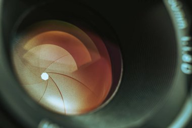 Turuncu camlı güzel bir kamera lensi. Tasarım için arkaplan modeli.