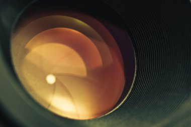 Turuncu camlı güzel bir kamera lensi. Tasarım için arkaplan modeli.