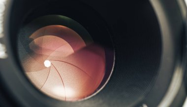 Pembe cam ışıklı güzel bir kamera lensi. Tasarım için arkaplan modeli.