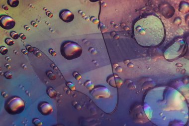 Güzel soyut menekşe rengi ışık damlası holografik etkisi. Tasarım için arkaplan modeli. Makro fotoğrafçılık görünümü.