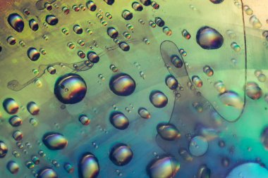 Güzel soyutlama Aqua Menthe ve holografik efektin mavi renkli ışık damlası. Tasarım için arkaplan modeli. Makro fotoğrafçılık görünümü.