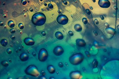 Güzel soyutlama Aqua Menthe ve holografik efektin mavi renkli ışık damlası. Tasarım için arkaplan modeli. Makro fotoğrafçılık görünümü.