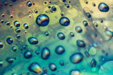 Güzel soyutlama Aqua Menthe ve holografik efektin mavi renkli ışık damlası. Tasarım için arkaplan modeli. Makro fotoğrafçılık görünümü.