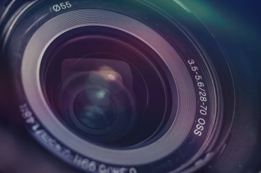 Çok renkli cam ışığı olan güzel bir kamera lensi. Tasarım için arkaplan modeli.