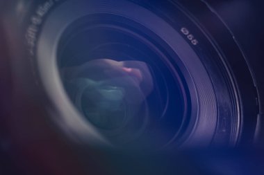 Çok renkli cam ışığı olan güzel bir kamera lensi. Tasarım için arkaplan modeli.