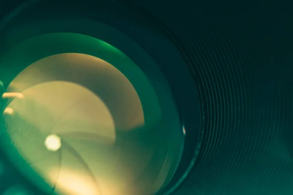 美丽的相机镜头与绿光玻璃 设计的背景模式 — 图库照片