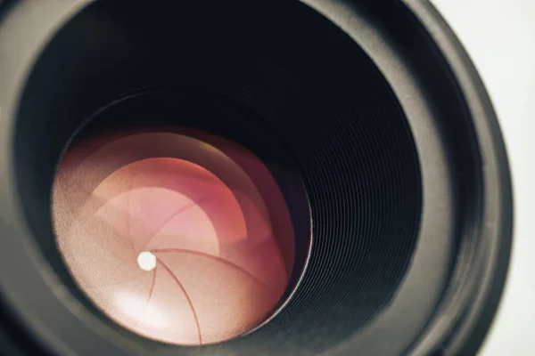 Prachtige Cameralens Met Roze Glaslicht Achtergrondpatroon Voor Ontwerp — Stockfoto
