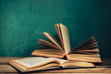 Güzel, antika bir kitap. Tasarım için model arka planı. Siyah cam masa arkaplanındaki kitap..