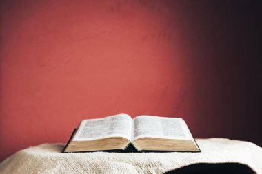 Masada İncil 'i aç. Güzel kırmızı duvar arkaplanı.