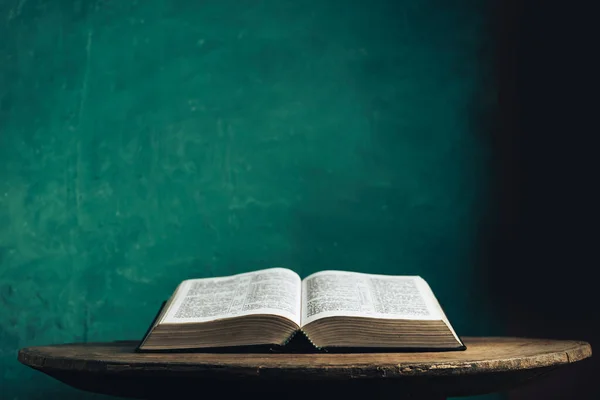 Open Holy Bible Old Wooden Table Beautiful Green Wall Background — Stock Photo, Image