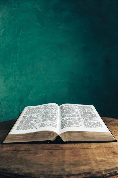 Ouvrez Sainte Bible Sur Une Vieille Table Ronde Bois Beau — Photo