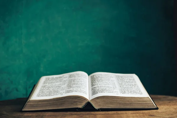 Abre Sagrada Biblia Sobre Una Vieja Mesa Redonda Madera Hermoso — Foto de Stock