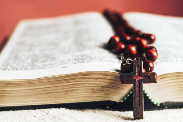 Heilige Bibel Und Perlenkreuz Auf Einem Alten Runden Tisch Schließen — Stockfoto