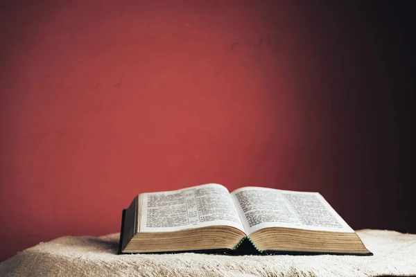 Apri Sacra Bibbia Tavolo Bellissimo Sfondo Muro Rosso — Foto Stock
