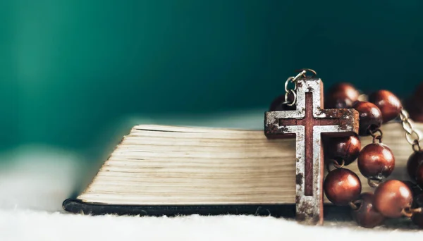 Zárja Bibliát Gyöngyök Kereszt Egy Régi Kerek Asztal Gyönyörű Zöld — Stock Fotó