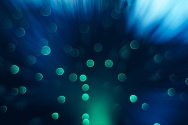 Karanlık arka planda güzel bir optik soyut mavi bokeh.