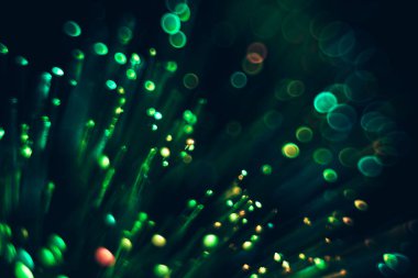 Karanlık arka planda güzel optik soyut yeşil bokeh.