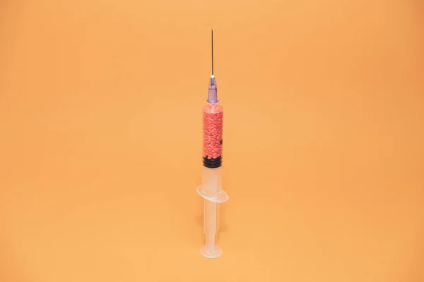Sarı Arka Planda Güzel Bir Şırınga Coronavirus Konsepti Kendinizi Koruyun — Stok fotoğraf