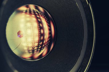 Siyah zemin üzerinde sarı ampul bulunan güzel kamera lensi..