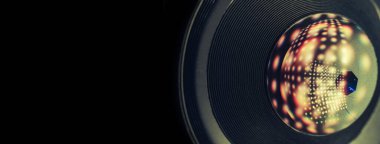 Siyah zemin üzerinde sarı ampul bulunan güzel kamera lensi..