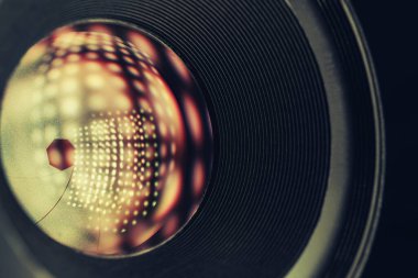 Siyah zemin üzerinde sarı ampul bulunan güzel kamera lensi..