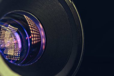 Güzel kamera lenslerini siyah bir arkaplanda kapat. Makro fotoğrafçılık manzarası.