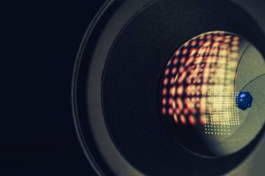 Çok renkli cam yansıtmalı güzel bir kamera deliğini kapat. Makro görünüm.