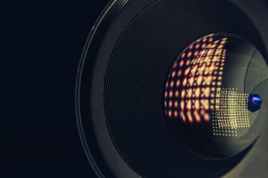 Çok renkli cam yansıtmalı güzel bir kamera deliğini kapat. Makro görünüm.