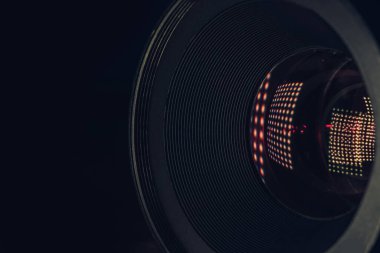 Çok renkli ampul camı yansıması ile güzel kamera lenslerini kapat. Makro görünüm.